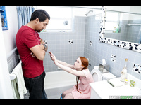 Pequeña pelirroja Dolly Little folla un gran pene