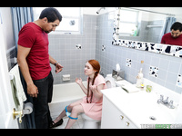 Pequeña pelirroja Dolly Little folla un gran pene