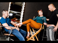 Ela é penetrada nos bastidores