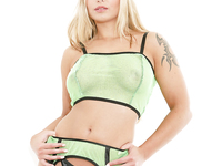 Rubia con coño tatuado chupa su polla dura