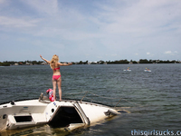 Adolescente delgado chupa en polla enorme