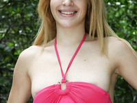 Adolescente delgado chupa en polla enorme