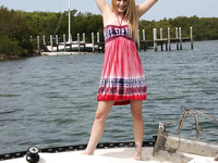 Adolescente delgado chupa en polla enorme