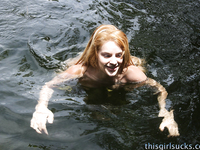 Adolescente delgado chupa en polla enorme