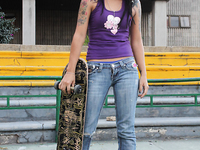 Chica de patineta folla una polla dura