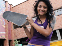 Chica de patineta folla una polla dura