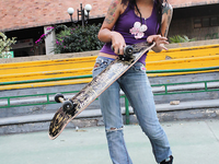 Chica de patineta folla una polla dura