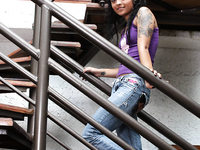 Chica de patineta folla una polla dura