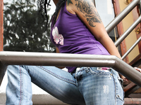 Chica de patineta folla una polla dura