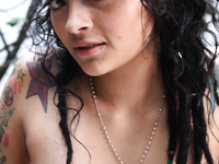 Chica de patineta folla una polla dura