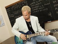 Ella Milano recebe bichano recheado na aula