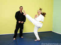 Estudiante de karate folla a su instructor