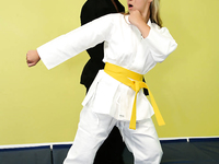 Estudiante de karate folla a su instructor