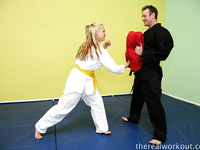 Estudiante de karate folla a su instructor