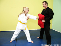 Estudiante de karate folla a su instructor