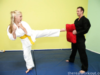 Estudiante de karate folla a su instructor