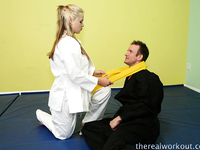 Estudiante de karate folla a su instructor