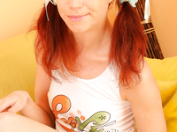 Ruiva adolescente vestindo calcinha masturba sua buceta