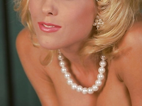 Sunny McKay é uma lenda da estrela pornô loira