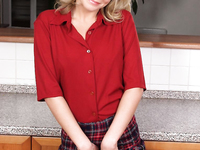 Colegial apertada fica nua após a aula