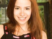 Ruiva adolescente bonito em meias brancas