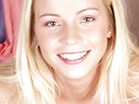 Adolescente loira na meia-calça preta