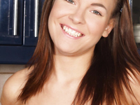 Linda adolescente con buenas tetas mostrando su dulce coño