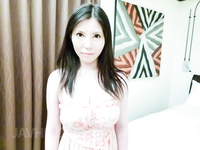 Sofia Takigawa con tetas enormes y su coño peludo