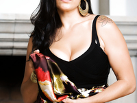 Raylene coloca nu na frente de uma grande lareira