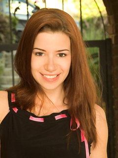 Ruiva adolescente bonito em meias brancas